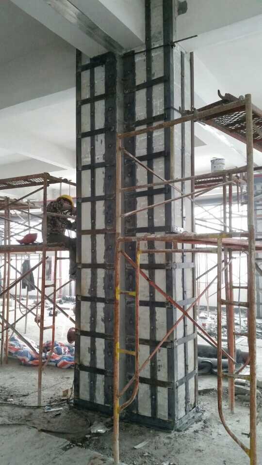采用粘鋼加固施工方案的施工現(xiàn)場
