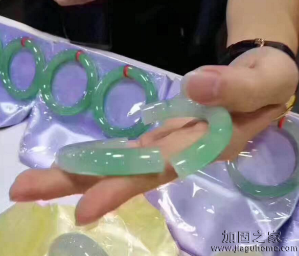 女子摔斷30萬玉鐲后竟不知所蹤，手鐲能進(jìn)行改造加固設(shè)計(jì)？