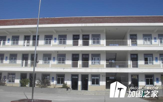 對(duì)學(xué)校進(jìn)行抗震加固時(shí)，哪些方面不容忽視?