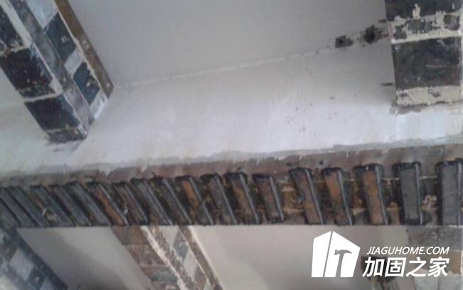 在粘鋼加固施工中，結(jié)構(gòu)膠的使用方法