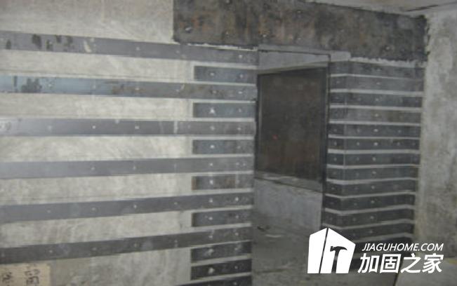 在粘鋼加固施工中，結(jié)構(gòu)膠的使用方法