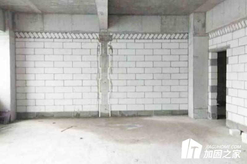 做好現(xiàn)澆板的養(yǎng)護(hù)工作，是保證混凝土強(qiáng)度、防治裂縫產(chǎn)生的重要環(huán)節(jié)之一。