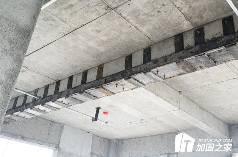 在板四角配置角筋，即輻射筋。