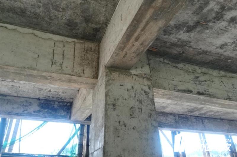 現(xiàn)澆板上不要過早上人、堆料、施荷加載。